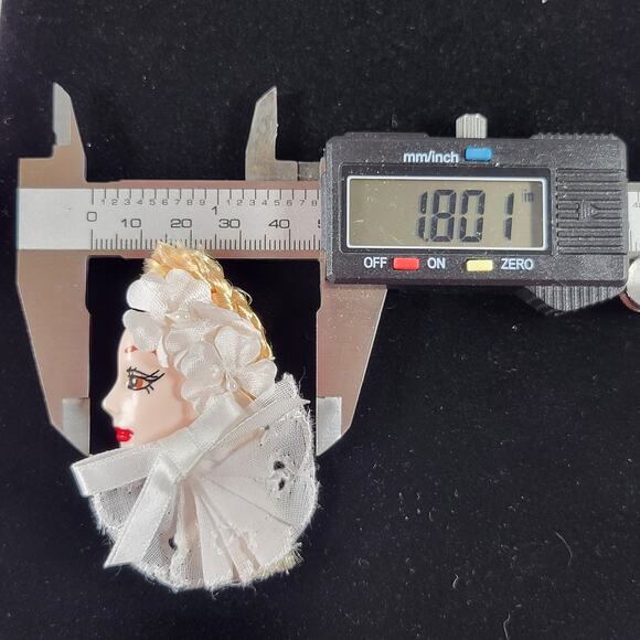 Glamour Lady Head Brooch Face With Lace and White Ribbon 1980's With Gift Box - Picture 4 of 7